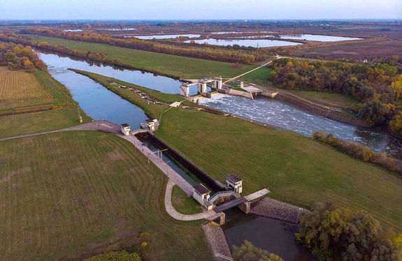 A b�k�sszentandr�si duzzaszt�, l�gi felv�telen. K�p: Orsz�gos V�z�gyi F�igazgat�s�g – K�r�s-vid�ki V�z�gyi Igazgat�s�g