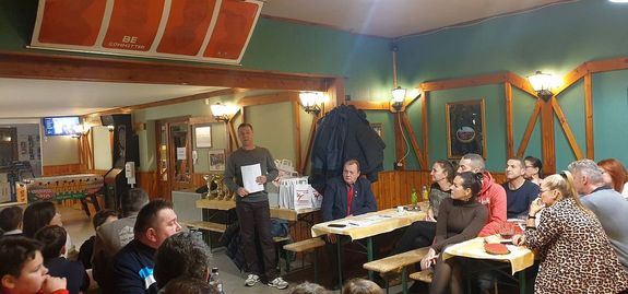 Debreczeni Dezs� vezet�edz� besz�mol�j�t tartja. K�p forr�sa: Szerz�