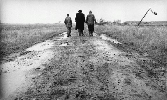 Krasznahorkai L�szl� els� reg�ny�t, a S�t�ntang�t Tarr B�la vitte filmre, 1994-ben. K�p forr�sa: Nemzeti Filmint�zet