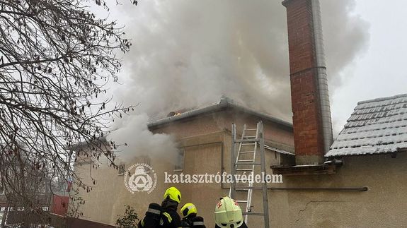 T�z keletkezett Magyarb�nhegyesen, egy lak�h�z kaz�nh�z�ban, kedden, d�lut�n. A t�z a kaz�nh�zra, �s a f��p�let tet�szerkezet�nek egy r�sz�re is �tterjedt. K�p forr�sa: B�k�s V�rmegyei Katasztr�fav�delmi Igazgat�s�g