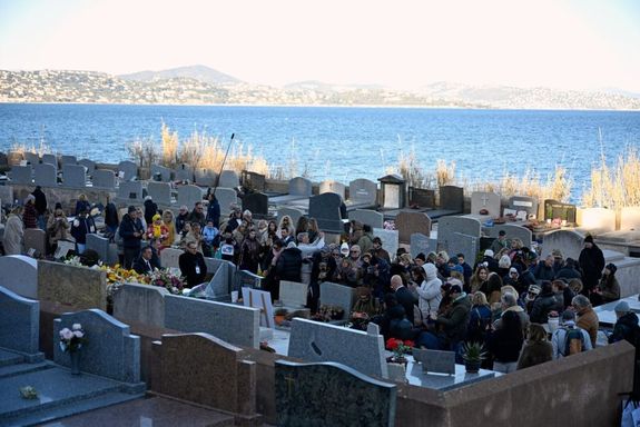  S�rja a F�ldk�zi-tengern�l van, csal�di kript�ban. K�pek: AP Photo/Philippe Magoni / K�rk�p. sk