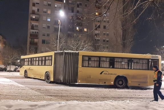 Keresztbe fordult egy menetrend szerint k�zleked� aut�busz janu�r 8-�n, ma, reggel, 5.30 �ra k�r�l, B�k�scsab�n, a Pet�fi utc�ban. Forr�s �s k�p: B�k�s v�rmegyei rend�rs�g Facebook-oldala