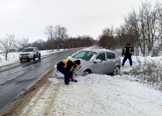 A B�k�s V�rmegyei Rend�r-f�kapit�nys�g M�lys�gi Ellen�rz�si Oszt�ly�nak rend�rei szerd�n, tegnap, d�lel�tt, f�l 10 k�r�l Orosh�z�r�l Szarvas fel� tartottak, amikor l�tt�k, hogy egy szem�lyg�pkocsi lecs�szott az �tr�l �s elakadt. Meg�lltak, lap�toltak, seg�tettek, hogy az aut�s, aki nem s�r�lt meg, tov�bb indulhasson. Forr�s �s k�p: B�k�s v�rmegyei rend�rs�g Facebook-oldala