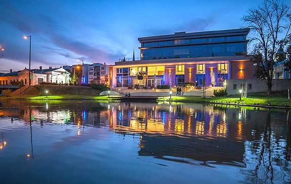 B�k�scsab�n, az elnyert p�nzb�l t�mogatj�k a Csabagy�ngye Kultur�lis K�zpontban a st�gsz�npad, a cs�nakh�z �s az ,,ifikaszin�