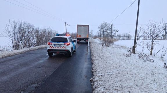 A rend�r�k Szarvas �s Gyomaendr�d k�z�tt, az �ttesten, elhagyott p�tkocsit tal�ltak a t�li, d�lut�ni sz�rk�letben, K�pek: B�k�s v�rmegyei rend�rs�g Facebook-oldala   