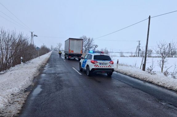 A rend�r�k Szarvas �s Gyomaendr�d k�z�tt, az �ttesten, elhagyott p�tkocsit tal�ltak a t�li, d�lut�ni sz�rk�letben, K�pek: B�k�s v�rmegyei rend�rs�g Facebook-oldala   