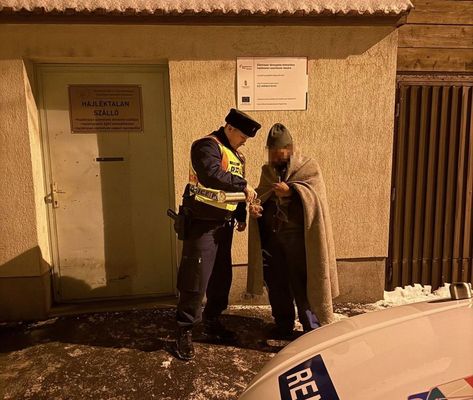 Nagysz�n�si forgalmista jelezte, hogy otthontalan f�rfi �l a v�r�teremben. F�t�tt sz�ll�ra vitt�k. K�p: B�k�s v�rmegyei rend�rs�g Facebook-oldala      