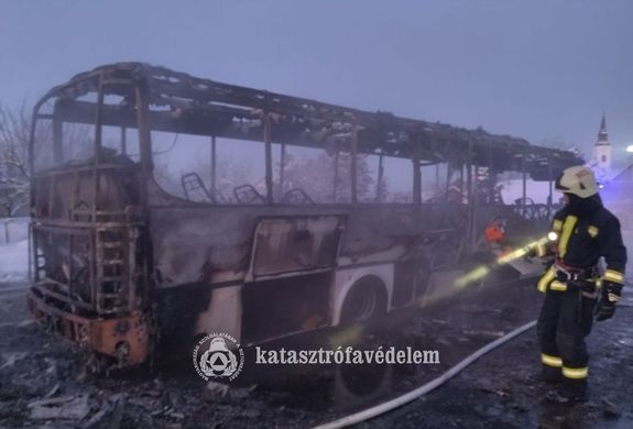  Teljes terjedelemben �gett egy aut�busz ma, reggel, Dobozon. K�p forr�sa: B�k�s V�rmegyei Katasztr�fav�delmi Igazgat�s�g
