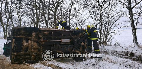 �rokba cs�szott �s oldal�ra borult egy kisteheraut� szerd�n, d�lut�n, Kun�gota �s Alm�skamar�s k�z�tt. K�p forr�sa: B�k�s V�rmegyei Katasztr�fav�delmi Igazgat�s�g