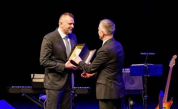 Dr. G�rg�nyi Ern� polg�rmestert�l a Pro Mecenatura Urbis Gyula-d�jat id�n, ifj. Bond�r Attila vehette �t a Sanitas Diagnosztikai �s Rehabilit�ci�s K�zpontot m�k�dtet� Min�r Kft. tulajdonosak�nt, a gyulai feln�tt labdar�g�s kiemelt t�mogat�jak�nt. K�p: dr. G�rg�nyi Ern� polg�rmester Facebook-oldala   