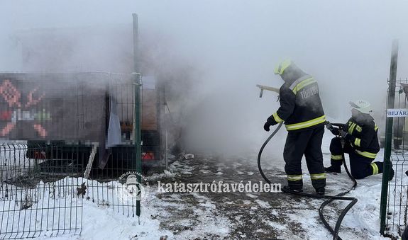 T�z keletkezett egy b�f�kocsiban, p�nteken, d�lel�tt, Mez�kov�csh�z�n, az �rp�d k�zben. K�p forr�sa: B�k�s V�rmegyei Katasztr�fav�delmi Igazgat�s�g   