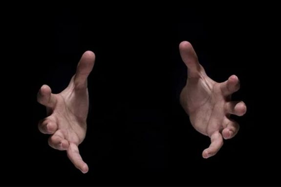 A tavaly, j�niusi d�lut�non, a 36 �ves, italoz� �letm�dot folytat� fi� anyj�t a mellkas�n�l k�t k�zzel megl�kte, aki elvesztette egyens�ly�t �s az �gyra esett. Ink�bb odaadta fi�nak a k�rt 5 ezer forintot. A k�p illusztr�ci�. K�p: Shutterstock      