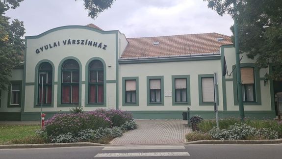 A Gyulai V�rsz�nh�z kamaraterm�ben, janu�r 22-�n, 17 �r�t�l, Krasznahorkai L�szl� tisztelet�re konferenci�t �s felolvas�estet rendeznek. K�p forr�sa: gyulaivarszinhaz.hu