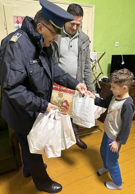 Janu�r 7-�n, siker�lt meglepet�st szerezni a zsad�nyi Horv�th csal�dban. K�pek forr�sa: B�k�s V�rmegyei Rend�r-f�kapit�nys�g   