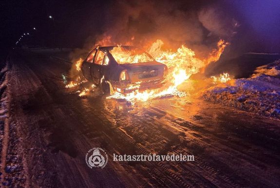 Teljes terjedelm�ben �gett egy szem�lyg�pkocsi Mez�hegyesen, tegnap, este. K�p forr�sa: B�k�s V�rmegyei Katasztr�fav�delmi Igazgat�s�g   