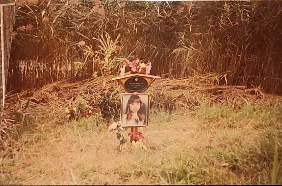  A megtal�l�s hely�n, a csatornaparton, csakhamar eml�khelyet alak�tott ki csal�dja a j� sz�nd�k� emberek k�zrem�k�d�s�vel. K�p forr�sa: Szathm�ry Nikolett csal�dja