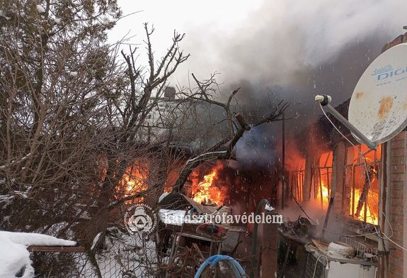 Teljes terjedelm�ben �gett tegnap, reggel, a k�tegyh�zi lak�h�z �s mell�k�p�lete. K�p forr�sa: B�k�s V�rmegyei Katasztr�fav�delmi Igazgat�s�g