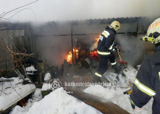 Kigyulladt a mell�k�p�let tegnap, reggel, Gyomaendr�d�n, mintegy 200 b�la szalm�val. K�p forr�sa: B�k�s V�rmegyei Katasztr�fav�delmi Igazgat�s�g