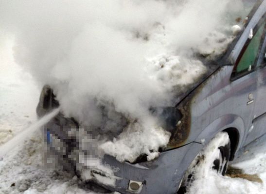 T�z keletkezett a szem�lyg�pkocsi motorter�ben, tegnap, B�k�scsab�n. K�p forr�sa: B�k�s V�rmegyei Katasztr�fav�delmi Igazgat�s�g