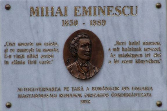 Mihai Eminescu eml�kt�bl�ja Gyul�n, a Magyarorsz�gi Rom�nok Orsz�gos �nkorm�nyzata sz�kh�z�nak fal�n.  Az eml�kt�bla Sz�ke S�ndor szobr�szm�v�sz alkot�sa, 2023. janu�r 16-�n avatt�k. Forr�s �s k�p: K�zt�rk�p   
