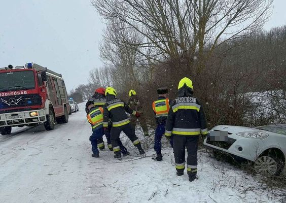 A rend�r�k t�bbsz�r siettek elakadt, h� fog�s�ban rekedt aut�sok seg�ts�g�re. K�p forr�sa: B�k�s v�rmegyei rend�rs�g Facebook-oldala   