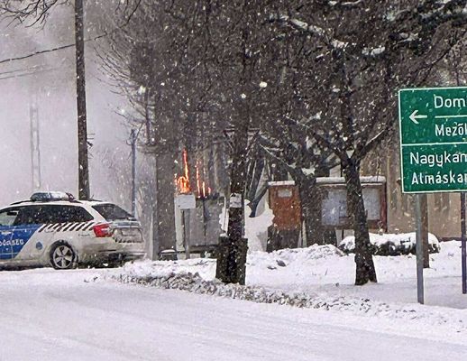  Kun�got�n, a Roma �nkorm�nyzat mondott k�sz�netet a rend�r�knek is, akik az �ramkimarad�skor biztos�tott�k a helysz�nt �s fokozottan figyeltek az itt �l�kre. K�p forr�sa: Roma �nkorm�nyzat Kun�gota Facebook-oldala / B�k�s v�rmegyei rend�rs�g