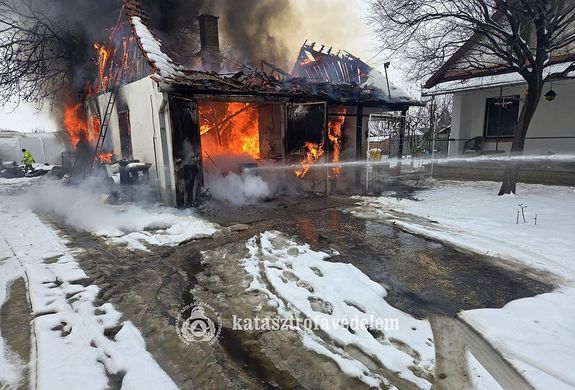 T�z keletkezett egy lak�h�z mell�k�p�let�ben Medgyesegyh�z�n, a De�k Ferenc utc�ban, tegnap, d�lben. K�p forr�sa: B�k�s V�rmegyei Katasztr�fav�delmi Igazgat�s�g