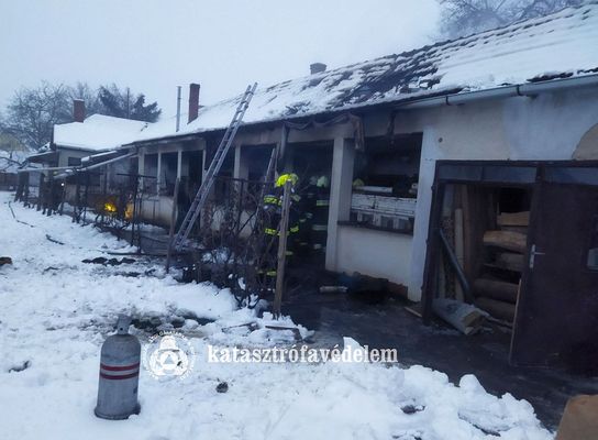 �z keletkezett egy lak�h�z mell�k�p�let�ben, Ok�nyban, tegnap, d�lut�n. K�p forr�sa: B�k�s V�rmegyei Katasztr�fav�delmi Igazgat�s�g   