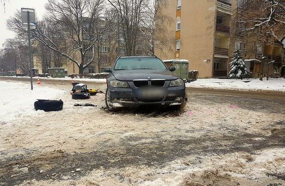 A seg�t�k�sz aut�st kihaszn�l� ismer�s�k ronccs� hajtott�k az elvett aut�t. K�pek forr�sa: B�k�s V�rmegyei Rend�r-f�kapit�nys�g   