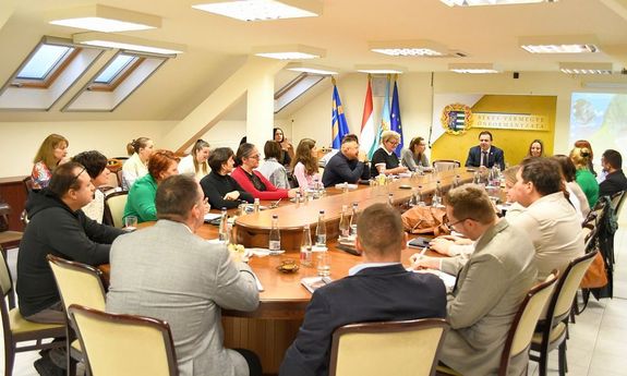 A B�k�s V�rmegyei K�b�t�szer�gyi Egyeztet� F�rum �l�s�n, B�k�scsab�n, Moln�r S�ndor, a v�rmegyei �nkorm�nyzat eln�ke �j projekt ind�t�s�t jelentette be. K�p: B�k�s V�rmegyei Rend�r-f�kapit�nys�g