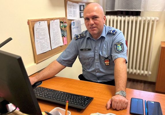 A lelkiismeretes rend�r, aki kitart�an kereste �s megtal�lta az ellopott ker�kp�rt. K�p: B�k�s v�rmegyei rend�rs�g Facebook-oldala   