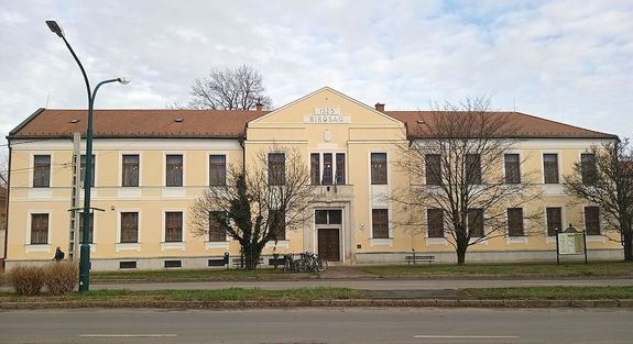  Az Orosh�zi J�r�sb�r�s�g �p�lete. K�p: Magyarorsz�g B�r�s�gai