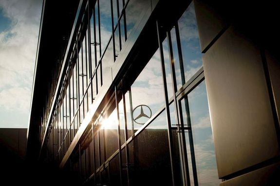 A vil�gszerte t�bb, mint 30 gy�rat m�k�dtet� Mercedes-Benz r�vid ell�t�si l�nc strat�gi�j�nak megfelel�en, a karossz�ria elemeit a kecskem�ti gy�r saj�t pr�s�zem�ben �ll�tj�k el�, a teljesen elektromos GLB �jonnan fejlesztett akkumul�torai a telephely �j akkumul�tor-�sszeszerel� �zem�b�l �rkeznek. K�p: Mercedes-Benz.hu