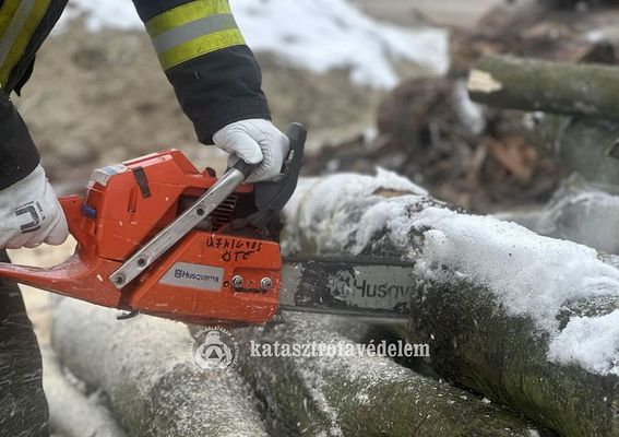 T�zolt�k, ment�szervezetek darabolj�k a f�t, a honv�ds�g, a b�ntet�-v�grehajt�s �s a rend�rs�g viszi a kijel�lt helysz�nekre. K�p forr�sa: B�k�s V�rmegyei Katasztr�fav�delmi Igazgat�s�g   