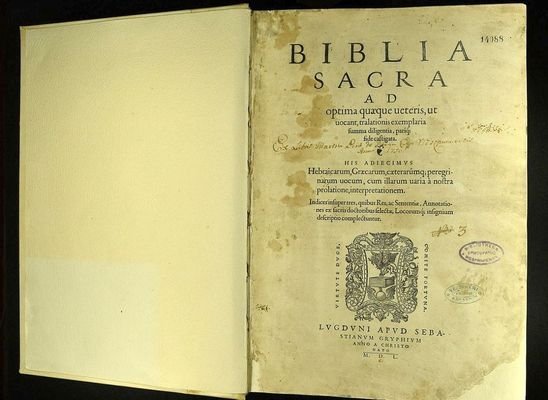 Az 1550-b�l sz�rmaz�, d�szes Bibli�t is l�thatj�k az �rdekl�d�k. K�p forr�sa: Veszpr�mi �rseki K�nyvt�r     