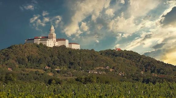  A Pannonhalmi Benc�s F�ap�ts�g Magyarorsz�g egyik kiemelked� t�rt�nelmi eml�khelye. K�p forr�sa: Pannonhalmi F�ap�ts�g