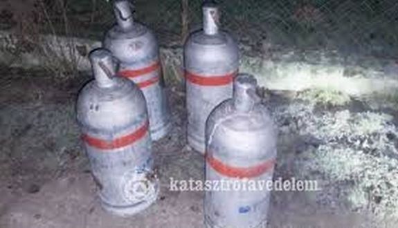 Mez�ber�nyben, a k�t tettes menet k�zben eldobta a n�gy g�zpalackot. A k�p illusztr�ci�. K�p forr�sa: Katasztr�fav�delem   