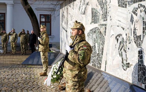 Katonai tiszteletadás Gyulán, a Göndöcs-kertben, a XX. Századi Hősök és Áldozatok Emlékművénél. Kép forrása: dr. Görgényi Ernő polgármester Facebook-oldala Katonai tiszteletadás Gyulán, a Göndöcs-kertben, a XX. Századi Hősök és Áldozatok Emlékművénél. Kép forrása: dr. Görgényi Ernő polgármester Facebook-oldala