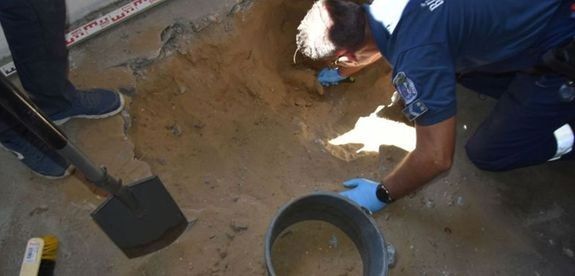  Az aljzatbetont felt�rve tal�lt�k meg a rend�r�k a gyermek holttest�t, a bajai tany�n, 2024. j�nius 30-�n. K�pek forr�sa: Police.hu   