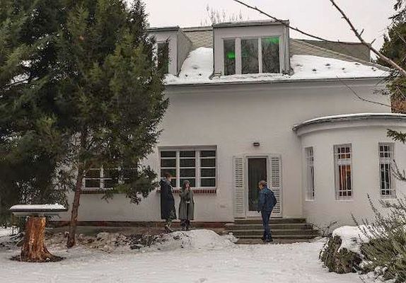 A magyar kult�ra napj�n, cs�t�rt�k�n adt�k �t Esterh�zy P�ter fel�j�tott, r�maif�rd�i otthon�t, amely a j�v�ben irodalmi alkot�h�zk�nt m�k�dik. K�p: Villa Esterh�zy Facebook-oldala   