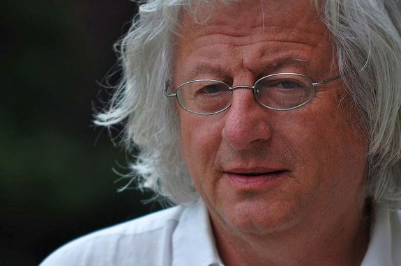 Esterh�zy P�ter (Budapest, 1950. �prilis 14. – Budapest, 2016. j�lius 14.) Kossuth- �s J�zsef Attila-d�jas �r�, publicista, a Digit�lis Irodalmi Akad�mia alap�t� tagja. Esterh�zy P�ter arck�pe (2012): Stekovics G�sp�r. Forr�s: Wikip�dia   