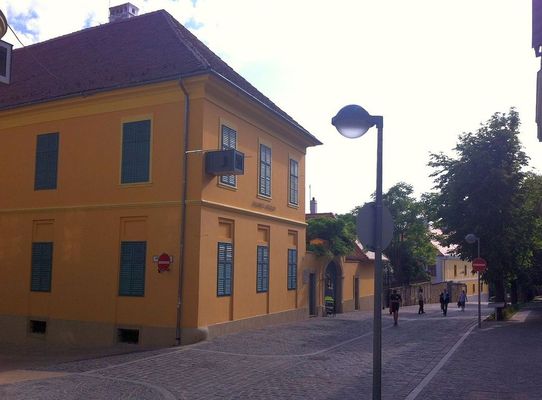 �prilis 9-�n, megny�lik a meg�jult JPM Vasarely M�zeum, m�lt� m�don kapcsol�dva Victor Vasarely sz�let�snapj�hoz. K�p forr�sa: Wikip�dia