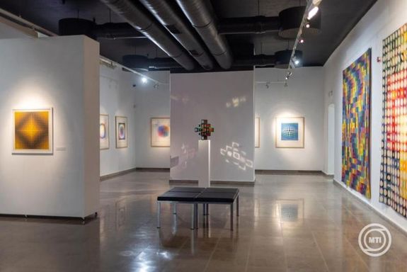 A modern vizu�lis m�v�szet egyik legnagyobb hat�s� alkot�ja el�tt tisztelg� programsorozat els� ki�ll�t�sa m�r l�togathat�. A f�l �vsz�zados JPM Vasarely M�zeum m�t�rgyai m�rcius 22-ig �j koncepci�ban, az eredeti p�csi ki�ll�t�helyt�l mintegy 200 m�terre tal�lhat� a JPM Modern Magyar K�pt�r nagy id�szaki ki�ll�t�ter�ben l�that�k. K�pek: MTI / Ruprech Judit   