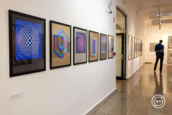 A modern vizu�lis m�v�szet egyik legnagyobb hat�s� alkot�ja el�tt tisztelg� programsorozat els� ki�ll�t�sa m�r l�togathat�. A f�l �vsz�zados JPM Vasarely M�zeum m�t�rgyai m�rcius 22-ig �j koncepci�ban, az eredeti p�csi ki�ll�t�helyt�l mintegy 200 m�terre tal�lhat� a JPM Modern Magyar K�pt�r nagy id�szaki ki�ll�t�ter�ben l�that�k. K�pek: MTI / Ruprech Judit   