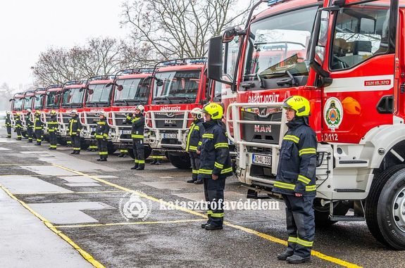 B�k�s v�rmegy�be, a Szeghalom Hivat�sos T�zolt�-parancsnoks�ghoz is �rkezett egy �j, komplex t�zolt� g�pj�rm�fecskend�. K�pek forr�sa: B�k�s V�rmegyei Katasztr�fav�delmi Igazgat�s�g   