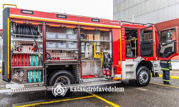 B�k�s v�rmegy�be, a Szeghalom Hivat�sos T�zolt�-parancsnoks�ghoz is �rkezett egy �j, komplex t�zolt� g�pj�rm�fecskend�. K�pek forr�sa: B�k�s V�rmegyei Katasztr�fav�delmi Igazgat�s�g   