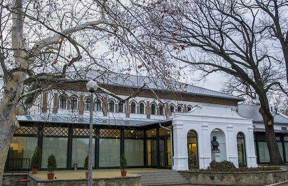 Gyul�n, a Vigad�ban, febru�r 13-�n, este l�that� az egyszerre koncert, irodalmi est, szem�lyes hangv�tel� el�ad�s, amelyben a sz�veg �s a zene egyenrang�. K�p forr�sa: maeponline.hu   