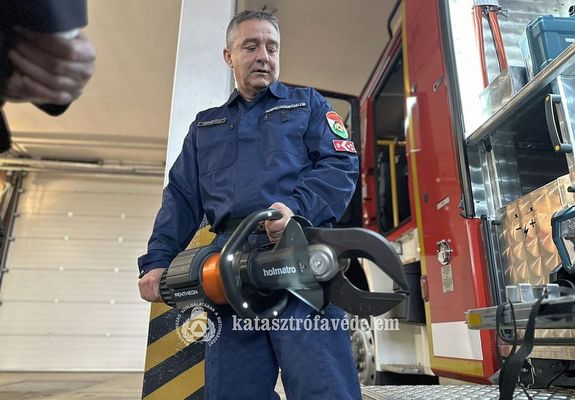 Szeghalmon, a t�zolt�-parancsnoks�gon, h�tf�n adt�k �t az �j, komplex, t�zolt� g�pj�rm�fecskend�t. K�pek forr�sa: B�k�s V�rmegyei Katasztr�fav�delmi Igazgat�s�g