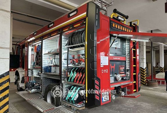 Szeghalmon, a t�zolt�-parancsnoks�gon, h�tf�n adt�k �t az �j, komplex, t�zolt� g�pj�rm�fecskend�t. K�pek forr�sa: B�k�s V�rmegyei Katasztr�fav�delmi Igazgat�s�g
