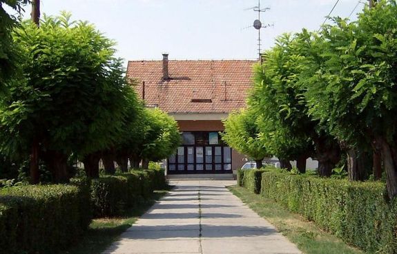 Befejez�d�tt a m�vel�d�si h�z t�bb l�pcs�s fel�j�t�sa Dombegyh�zon, a B�k�s v�rmegyei telep�l�s 104 milli� forint eur�pai uni�s t�mogat�sb�l val�s�totta meg. K�p forr�sa: dombegyhaz.hu